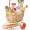 Dřevěný košík s tulipány Wicker Shopping Basket Tender Leaf Toys s čokoládou limonádou sýrem a jinými potravinami