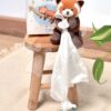 Plyšová panda se šňůrkou na dudlík Red Panda Unicef ​​Collection Doudou et Compagnie v dárkovém balení červená 12 cm od 0 měsíců - Image 2